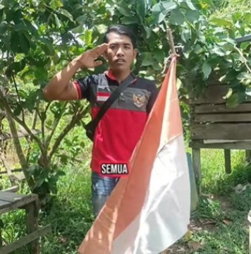 Pria unggah video ubah lirik Indonesia Pusaka. (TikTok @masbams64)